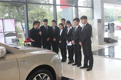 我院成功舉辦“渝鑫吉利杯”汽車營銷大賽，學(xué)生實(shí)戰(zhàn)演練汽車銷售技能